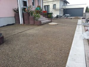 Fachgerechter Unterbau und flaches Kiesbett für Pflasterarbeiten an einer Hauseinfahrt im Raum Baden-Baden