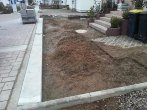 Professionelles Verlegen von Pflastersteine bei einer Hofrenovierung durch einen Haus- und Gartenservice