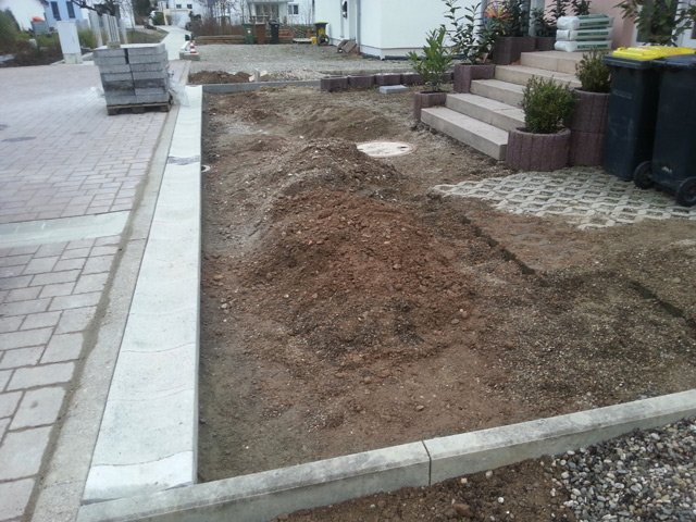 Professionelles Verlegen von Pflastersteine bei einer Hofrenovierung durch einen Haus- und Gartenservice