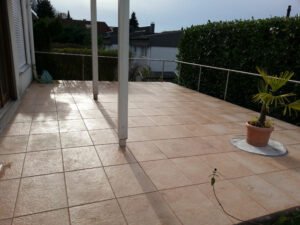 Komplette Terrassenrenovierung mit neuen Fliesen, umgesetzt von einem Haus- und Gartenservice in Bühl