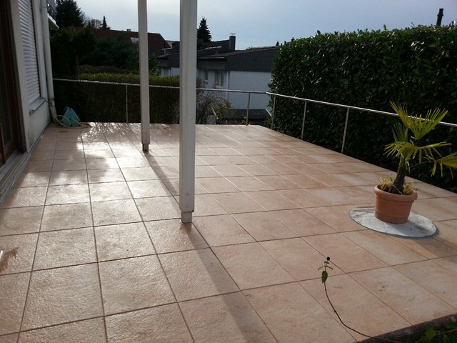 Komplette Terrassenrenovierung mit neuen Fliesen, umgesetzt von einem Haus- und Gartenservice in Bühl