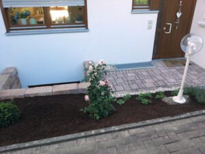 Neu gestaltete Außenanlage mit sauber verlegtem Pflasterweg und angelegtem Blumenbeet in Sinzheim nahe Baden-Baden