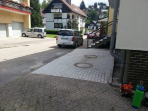 Fertig gepflasterter Parkplatz nach professionellen Pflasterarbeiten in Geroldsau, einem Stadtteil von Baden-Baden