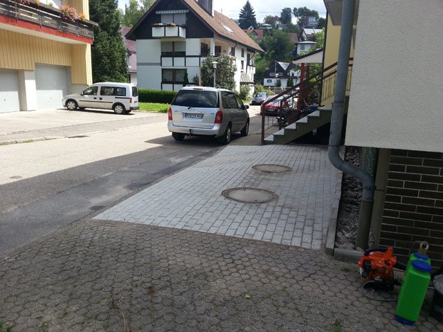 Fertig gepflasterter Parkplatz nach professionellen Pflasterarbeiten in Geroldsau, einem Stadtteil von Baden-Baden