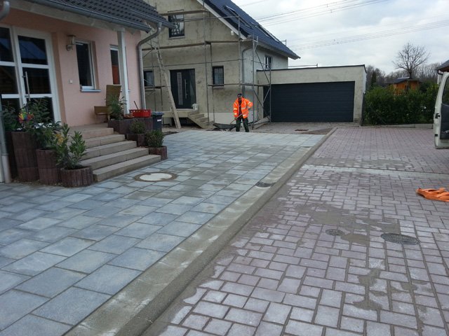 Fertig verlegte, moderne Hofpflasterung vor einem Wohnhaus, umgesetzt von einem Fachbetrieb nahe Baden-Baden.