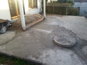 Frisch betonierte Bodenplatte als tragfähiger Unterbau für eine spätere Terrassenrenovierung in Bühl und Umgebung