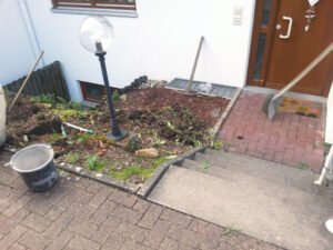 Unordentlicher Eingangsbereich vor der kompletten Neugestaltung.