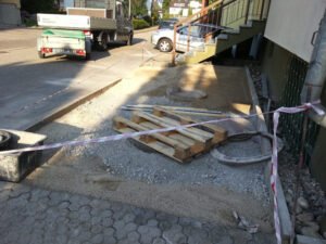 Baustellenbereich mit abgesperrtem Unterbau für eine Parkplatz-Erweiterung im Raum Baden-Baden vor dem Pflastern.