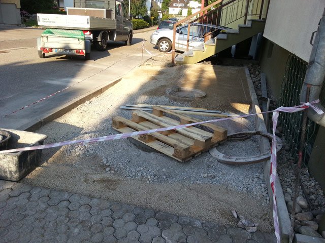 Baustellenbereich mit abgesperrtem Unterbau für eine Parkplatz-Erweiterung im Raum Baden-Baden vor dem Pflastern.