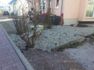 Unbebautes, unebenes Erdreich vor einem Hausbau im Raum Baden-Baden vor Beginn der Pflasterarbeiten